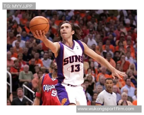 小斯重返赛场展现壮实身材太阳揭幕战再现昔日小霸王风采